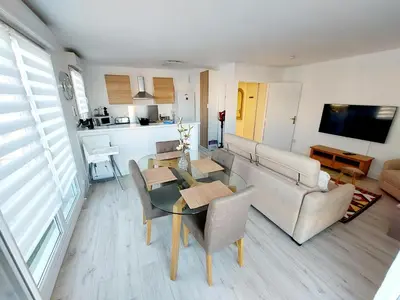 Cuisine ou kitchenette dans l'établissement Cosy Home 1 - Spacieux 3 pièces avec parking - 30 min de Paris