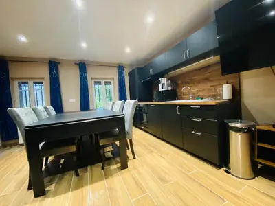 Cuisine ou kitchenette dans l'établissement Un moment hors du temps - Jacuzzi - Billard -Baby-Foot- Parking - 167