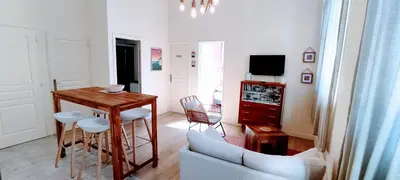 Télévision ou salle de divertissement dans l'établissement 5 Spacieux, chaleureux, hyper centre 300m de la mer