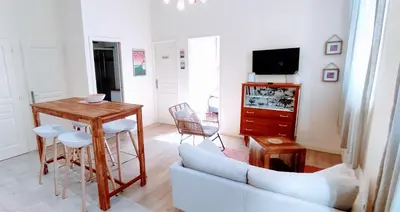 Télévision ou salle de divertissement dans l'établissement 5 Spacieux, chaleureux, hyper centre 300m de la mer