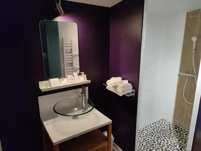 Salle de bains dans l'établissement Love Story Chalet avec jacuzzi et sauna
