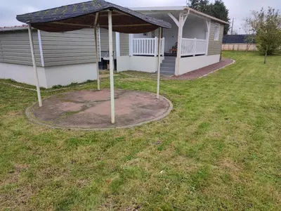 Jardin de l'établissement Love Story Chalet avec jacuzzi et sauna