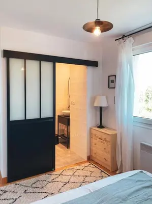 Un ou plusieurs lits dans un hébergement de l'établissement Grande maison chaleureuse avec vue mer imprenable