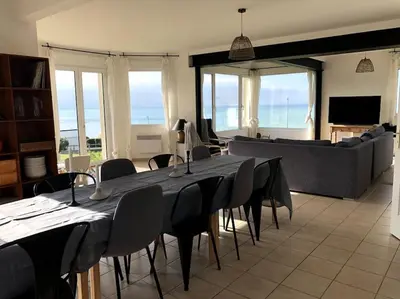 Télévision ou salle de divertissement dans l'établissement Grande maison chaleureuse avec vue mer imprenable