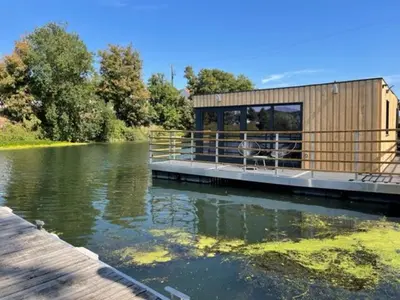 Vue sur la rivière ou le fleuve situé(e) à proximité de le bateau