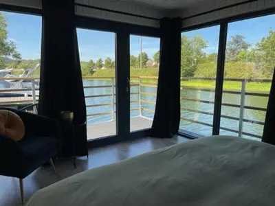 Vue sur la rivière ou le fleuve situé(e) à proximité de le bateau
