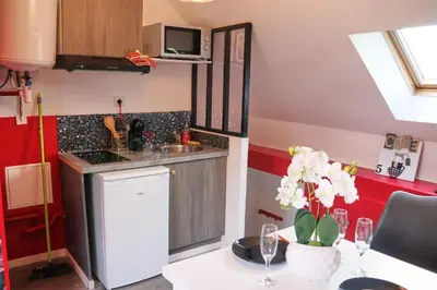 Cuisine ou kitchenette dans l'établissement ROMANTIC STUDIO EVE - PROCHE GARE - NETFLIX - WiFi