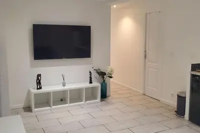 Télévision ou salle de divertissement dans l'établissement Tulsa Home - Superbe appartement de deux chambres - avec terrasse privée