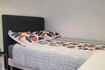 Un ou plusieurs lits dans un hébergement de l'établissement Tulsa Home - Superbe appartement de deux chambres - avec terrasse privée