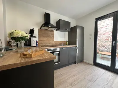 Cuisine ou kitchenette dans l'établissement IMMEUBLE ST-PIERRE - GARE 10min - HORTILLONNAGES 5min - WIFI - TV HD