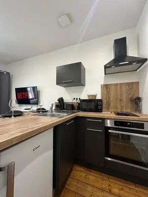 Cuisine ou kitchenette dans l'établissement IMMEUBLE ST-PIERRE - GARE 10min - HORTILLONNAGES 5min - WIFI - TV HD