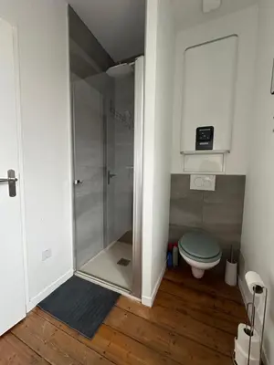 Salle de bains dans l'établissement IMMEUBLE ST-PIERRE - GARE 10min - HORTILLONNAGES 5min - WIFI - TV HD