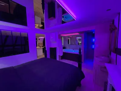 Un ou plusieurs lits dans un hébergement de l'établissement Le Jacuzzi