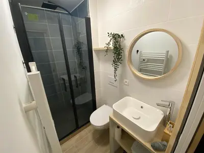 Salle de bains dans l'établissement Studio entièrement refait a neuf - 170