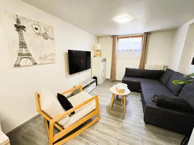 Télévision ou salle de divertissement dans l'établissement Appartement T2 confortable - ParisGetAway95