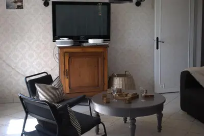 Télévision ou salle de divertissement dans l'établissement La Bergerie