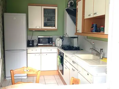Cuisine ou kitchenette dans l'établissement 80m2-Maison des quais - parking - jardinet