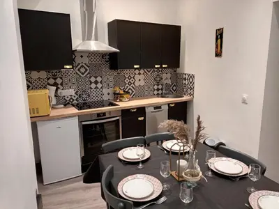 Cuisine ou kitchenette dans l'établissement Maison stACHEUL*gare/centre*wifi