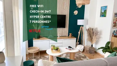 Télévision ou salle de divertissement dans l'établissement Le jardin secret d'Amiens Hypercentre cathédrale, Parking