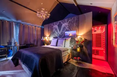 Un ou plusieurs lits dans un hébergement de l'établissement Balnéo, sauna et de nombreuses surprises