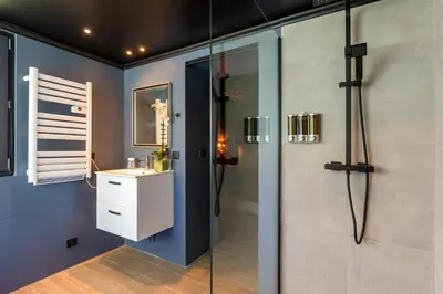 Salle de bains dans l'établissement Balnéo, sauna et de nombreuses surprises