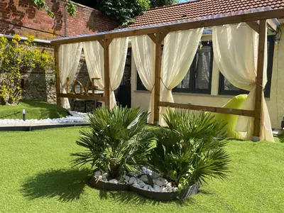 Jardin de l'établissement Balnéo, sauna et de nombreuses surprises