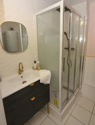 Salle de bains dans l'établissement La Belle Vue Appartement 2 personnes Vue port