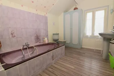 Salle de bains dans l'établissement l'Inattendue Maison avec Jardin