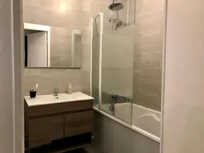Salle de bains dans l'établissement L’amiral