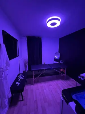 Télévision ou salle de divertissement dans l'établissement L’escapade Paris spa