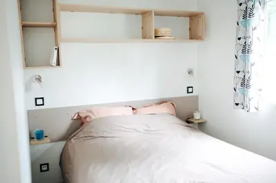 Un ou plusieurs lits dans un hébergement de l'établissement Mobil Home XXL 4 chambres - Camping Le Clos Cacheleux