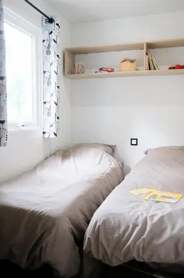 Un ou plusieurs lits dans un hébergement de l'établissement Mobil Home XXL 4 chambres - Camping Le Clos Cacheleux