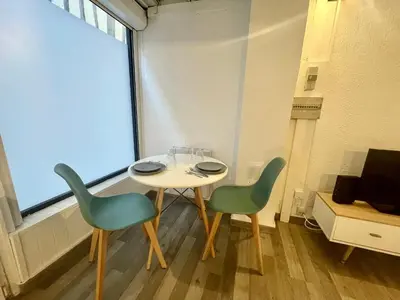 Coin salon dans l'établissement petit studio près du centre - 186