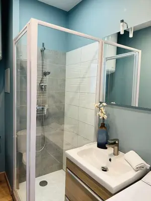 Salle de bains dans l'établissement La Paillote Dieppoise vue port exceptionnelle 2 à 4 pers
