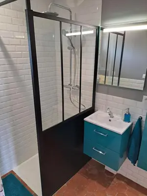 Salle de bains dans l'établissement Les suites d'Élise - Suite Louane