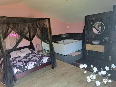 Un ou plusieurs lits dans un hébergement de l'établissement Loveroom - Les suites d'Élise - Suite Élise