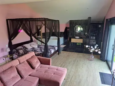 Coin salon dans l'établissement Loveroom - Les suites d'Élise - Suite Élise