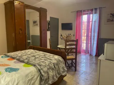 Un ou plusieurs lits dans un hébergement de l'établissement Chambre équipée Plain-Pied - 2 pers avec sdb wc privé