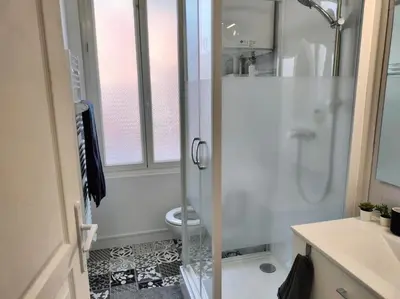 Salle de bains dans l'établissement Locanoor Dieppe - Maison de Pêcheur devenue Cosy