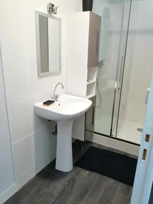 Salle de bains dans l'établissement Gîte d'EU la Rivière à la Mer
