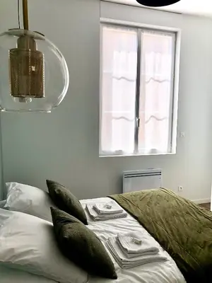 Un ou plusieurs lits dans un hébergement de l'établissement Maison Gabriel Appartement LUNE