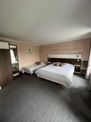 Un ou plusieurs lits dans un hébergement de l'établissement LOGIS Hôtel & Restaurant - Les Bords de Seine