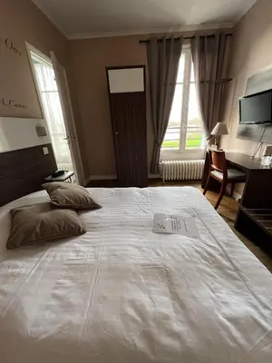 Un ou plusieurs lits dans un hébergement de l'établissement LOGIS Hôtel & Restaurant - Les Bords de Seine