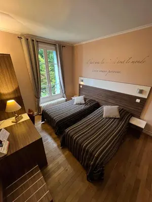 Un ou plusieurs lits dans un hébergement de l'établissement LOGIS Hôtel & Restaurant - Les Bords de Seine
