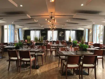Restaurant ou autre lieu de restauration dans l'établissement LOGIS Hôtel & Restaurant - Les Bords de Seine
