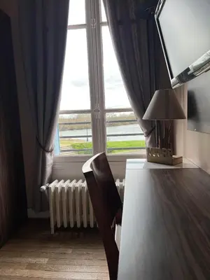 Coin salon dans l'établissement LOGIS Hôtel & Restaurant - Les Bords de Seine