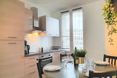 Cuisine ou kitchenette dans l'établissement L'Atelier d'Artiste, Proche gare SNCF - 3 chambres