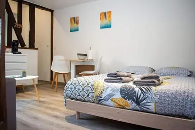 Un ou plusieurs lits dans un hébergement de l'établissement Studio Charmant Confortable TV Centre Ville Louviers