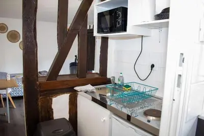 Cuisine ou kitchenette dans l'établissement Studio Charmant Confortable TV Centre Ville Louviers
