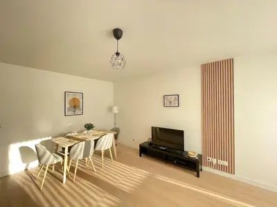 Télévision ou salle de divertissement dans l'établissement Bel appartement pour 6 avec parking - Rive gauche - 183